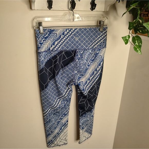 Athleta Indigo Geo Print Cropped Leggings in Blue/White Size Small - Picture 5 of 8